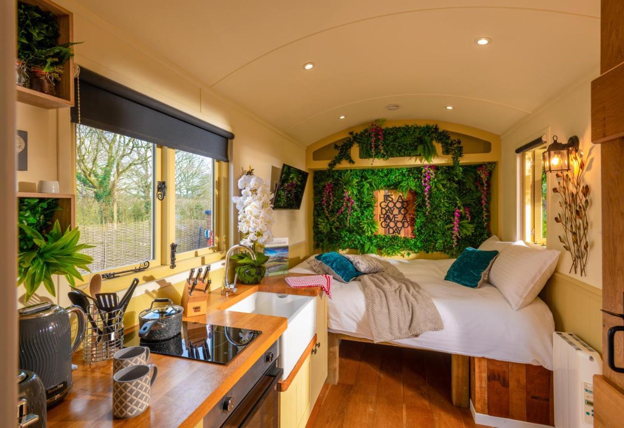 Hillside View Shepherds Hut - Ockeridge Rural Retreats Little Witley Exterior foto